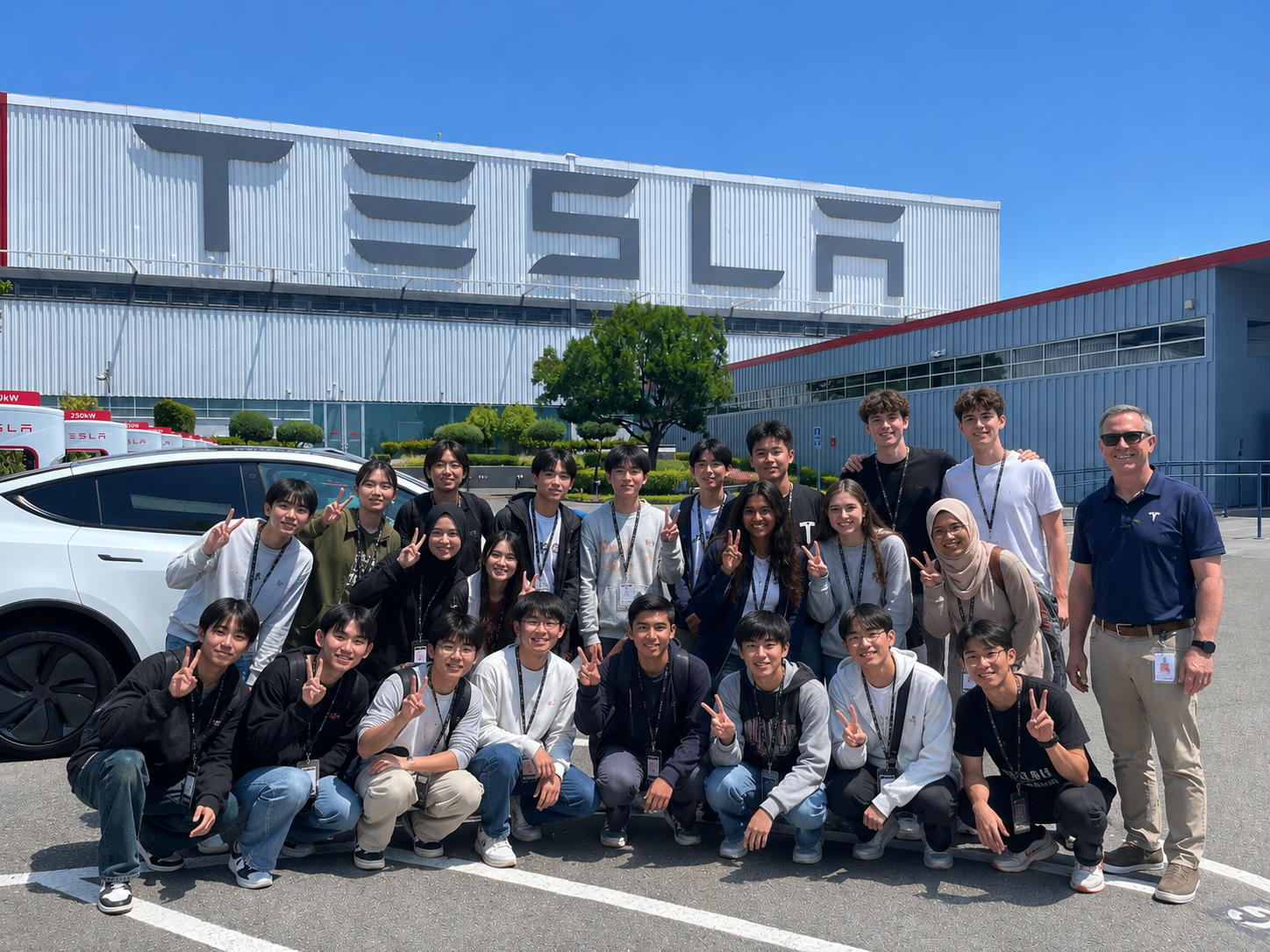 往年營隊學員於 Tesla 工廠前合影